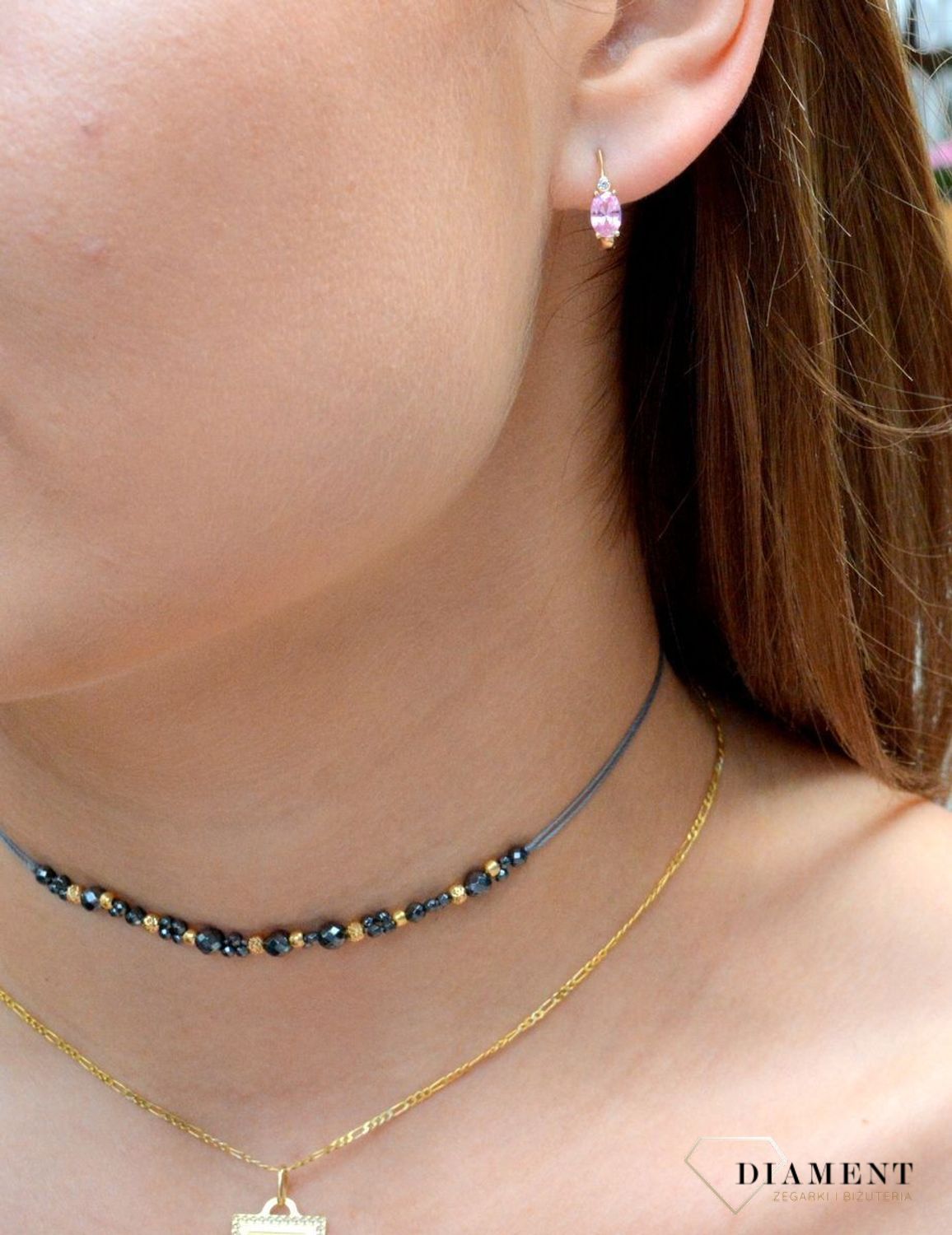 Kolczyki złote 333 dla dziewczynki KL 5607A 333.Śliczne, złote kolczyki dla dziewczynki wykonane z wysokiej próby złota 333 o wadze około 1,44 g oraz długości około 1,3 cm. Minimalistyczne kolczyki z cyrkoniami w kolorze różow.jpg